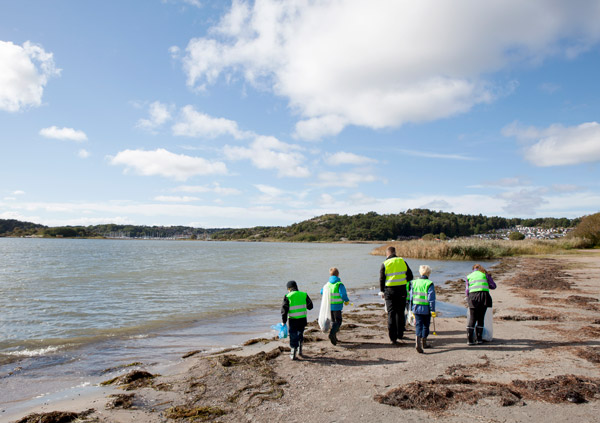 group of kids cleaning shoreline